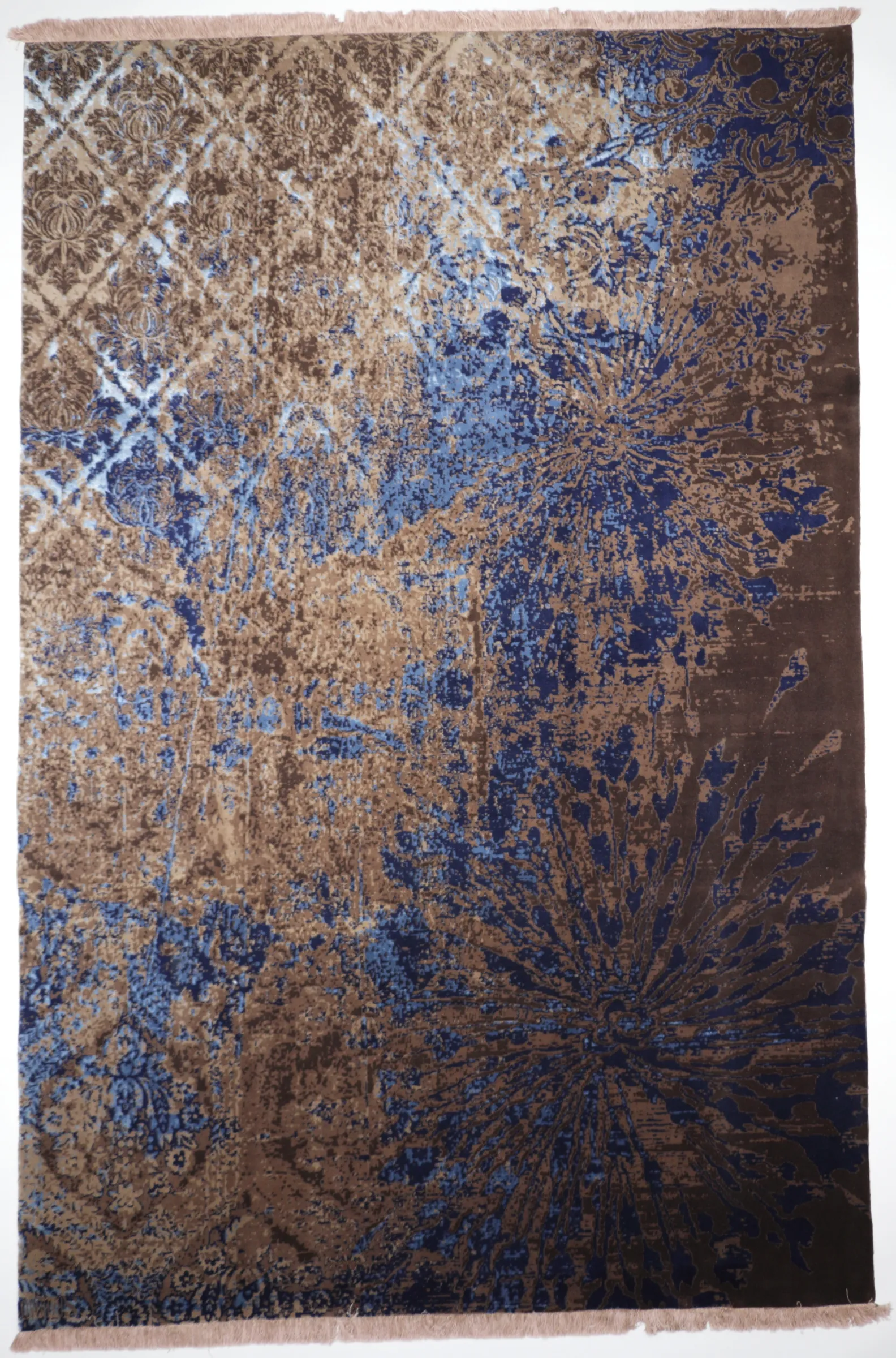 Handgeknüpfter Designerteppich aus Persien, hergestellt aus Schurwolle und Seide, braungründig mit blauen Blütenmotiven, Draufsicht