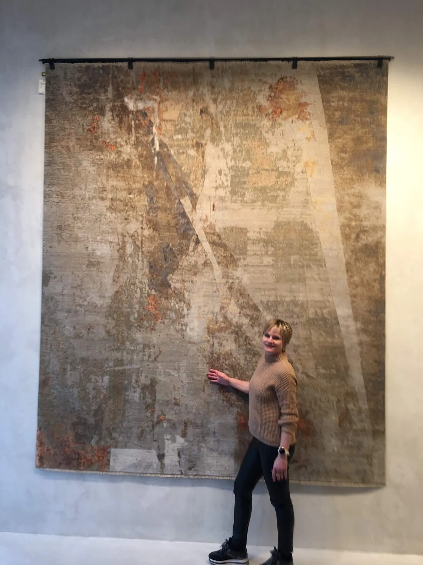 Designerteppich Spaces - Shock 03, Thibault van Renne, 250 x 300 cm, Claudia Schick-Stephan bei der Auswahl