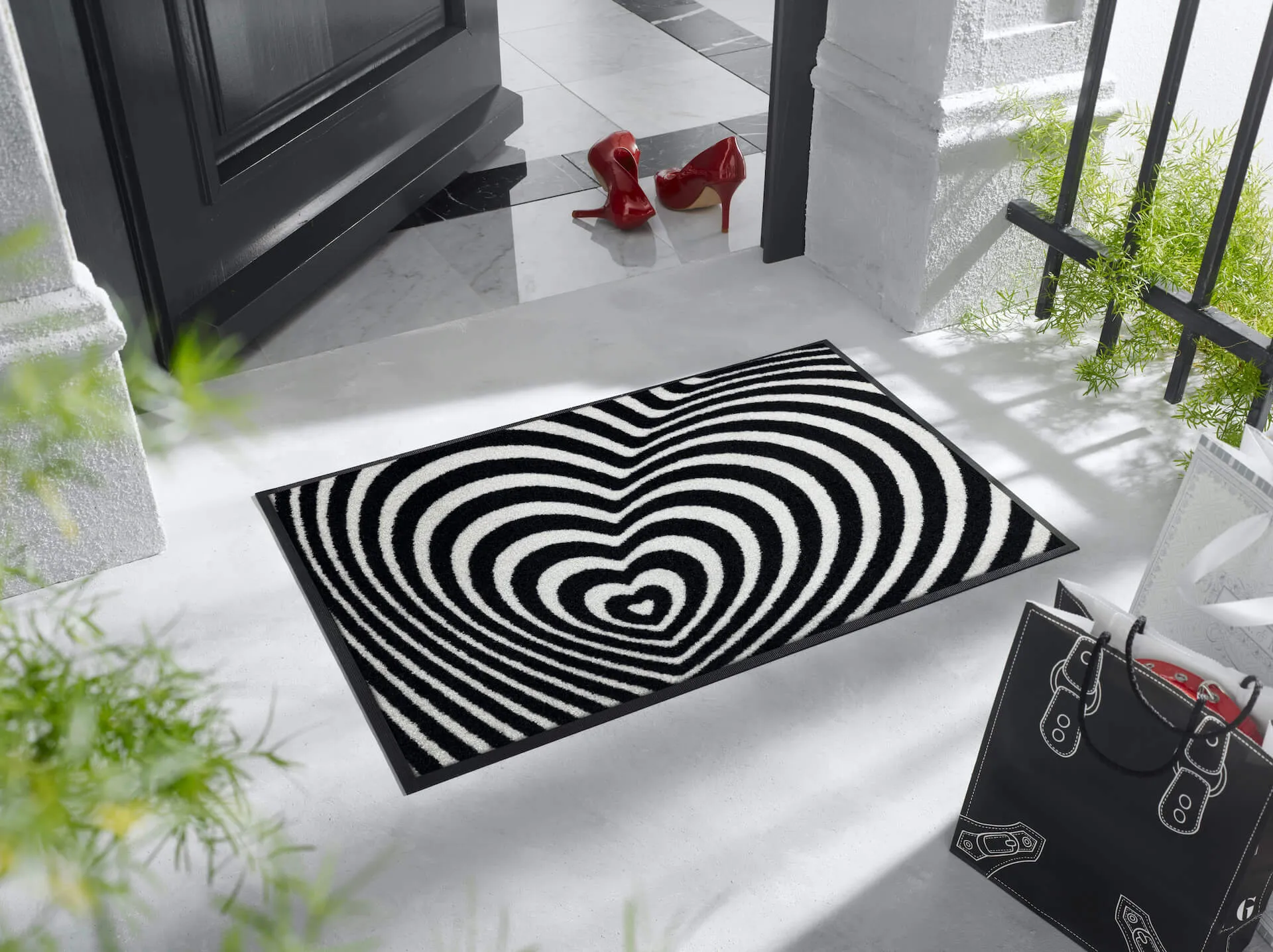 Fußmatte Optical Love, Wash & Dry Designmatte, schwarz/weiß, 050 x 075 cm, Milieubild