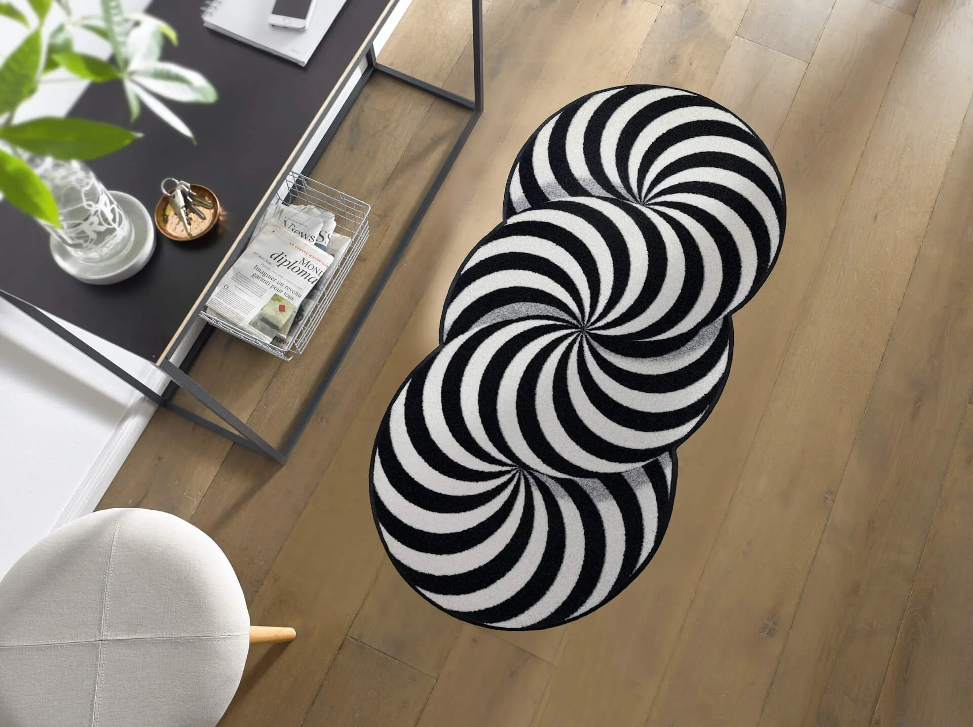 Fußmatte Infinity Swirl, Wash & Dry Design, Black & White, 060 x 140 cm, Interieurbild