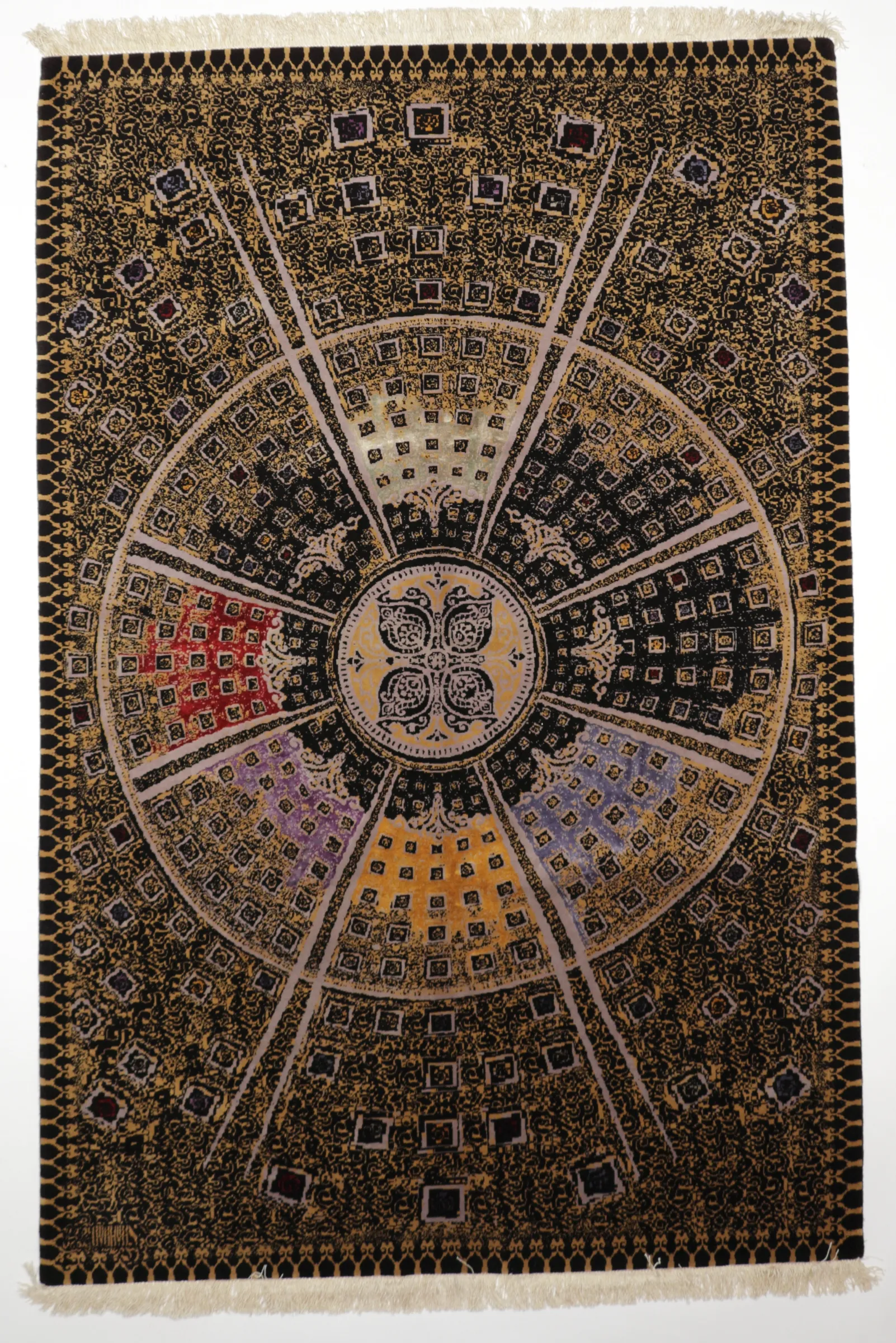 Persischer Designerteppich, handgeknüpft aus Wolle und Seide, mittig das Motiv Lebensrad, Grundton braun mit verschiedenen Farben, Draufsicht