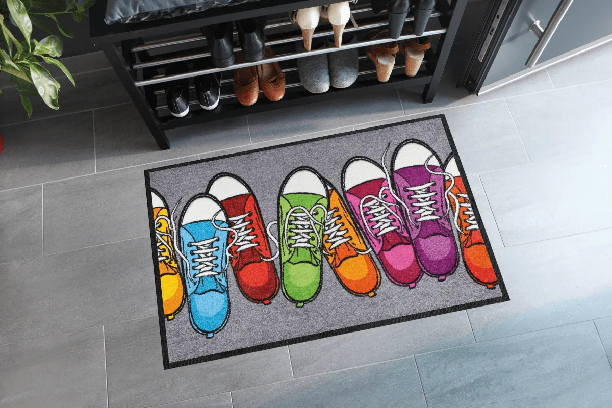 Fußmatte Bunte Turnschuhe, Design Salonloewe, 050 x 075 cm, Milieubild