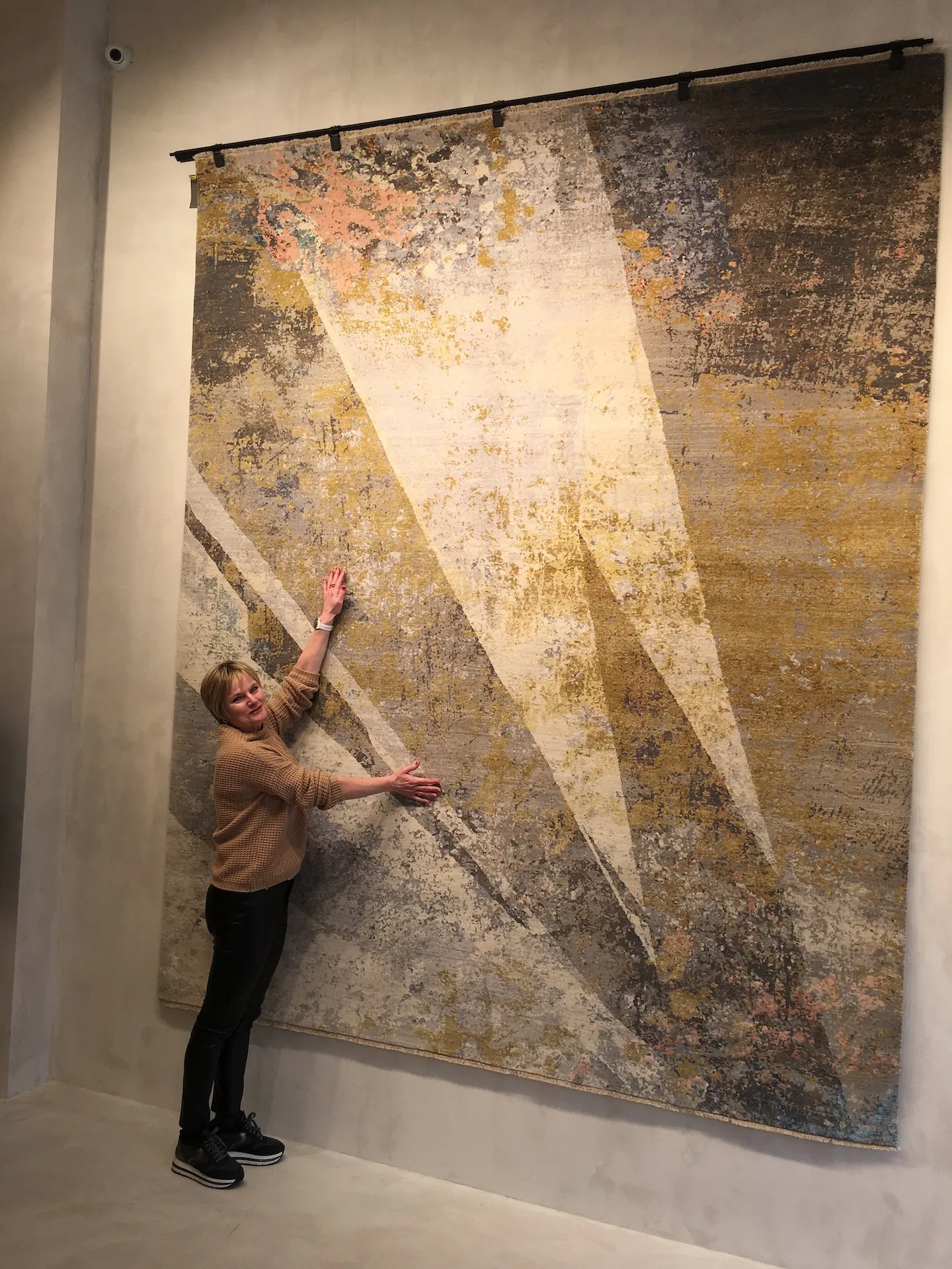 Designerteppich Spaces - Shock 01, Thibault van Renne, Claudia Schick-Stephan bei der Auswahl