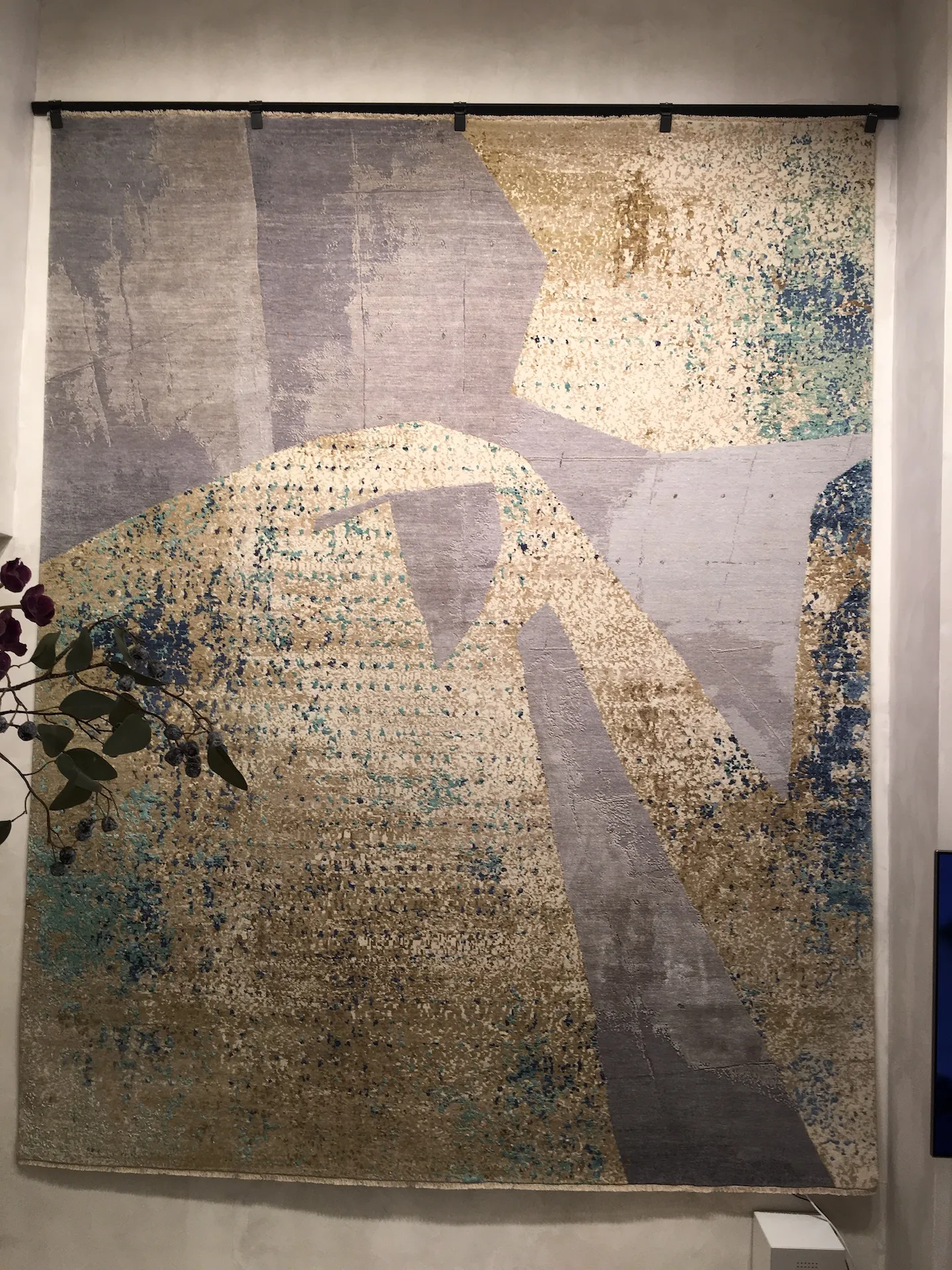 Designerteppich Spaces - TT Mountain, blue, Thibault van Renne, 249 x 310 cm, Ansicht hängend